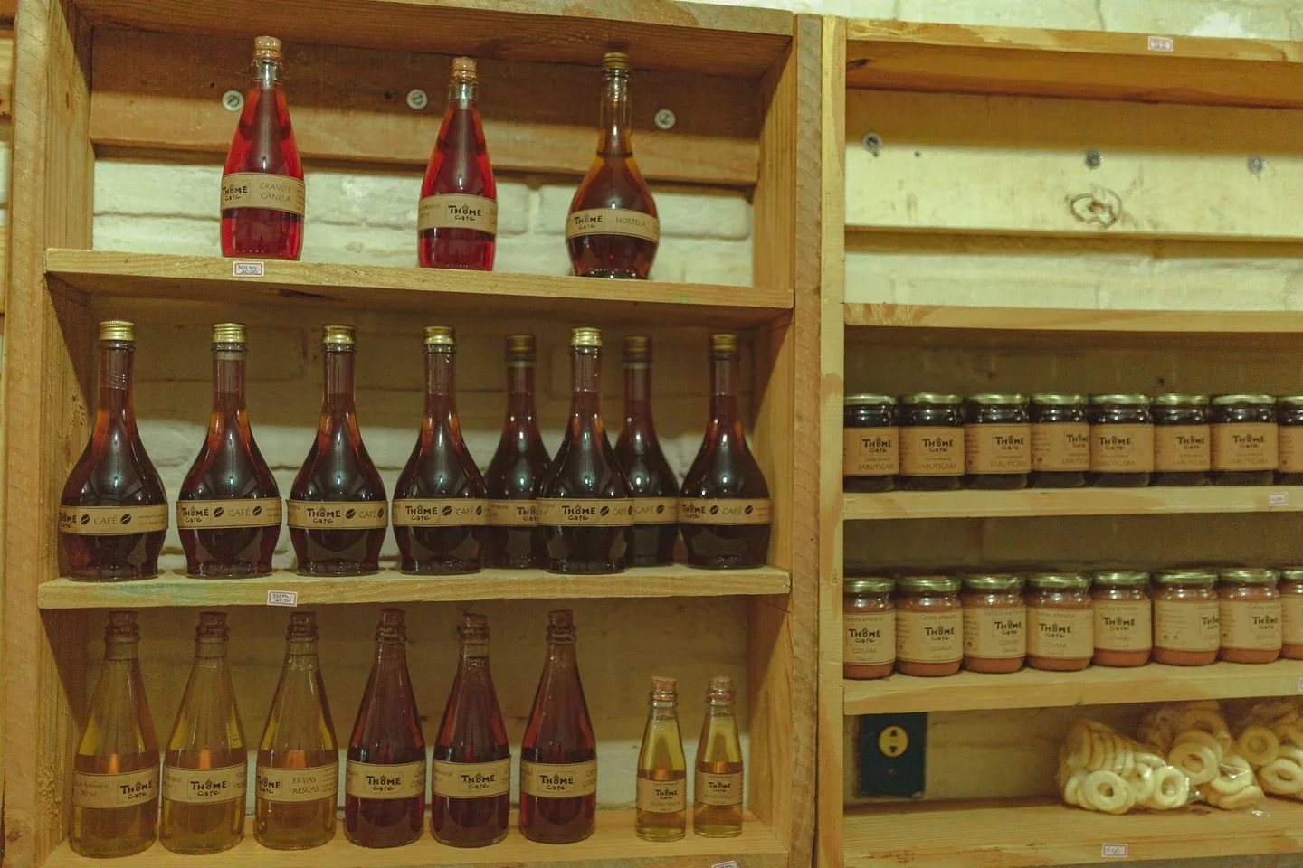 Bouteilles et bocaux artisanaux sur étagère — Formation IA pour artisan agroalimentaire