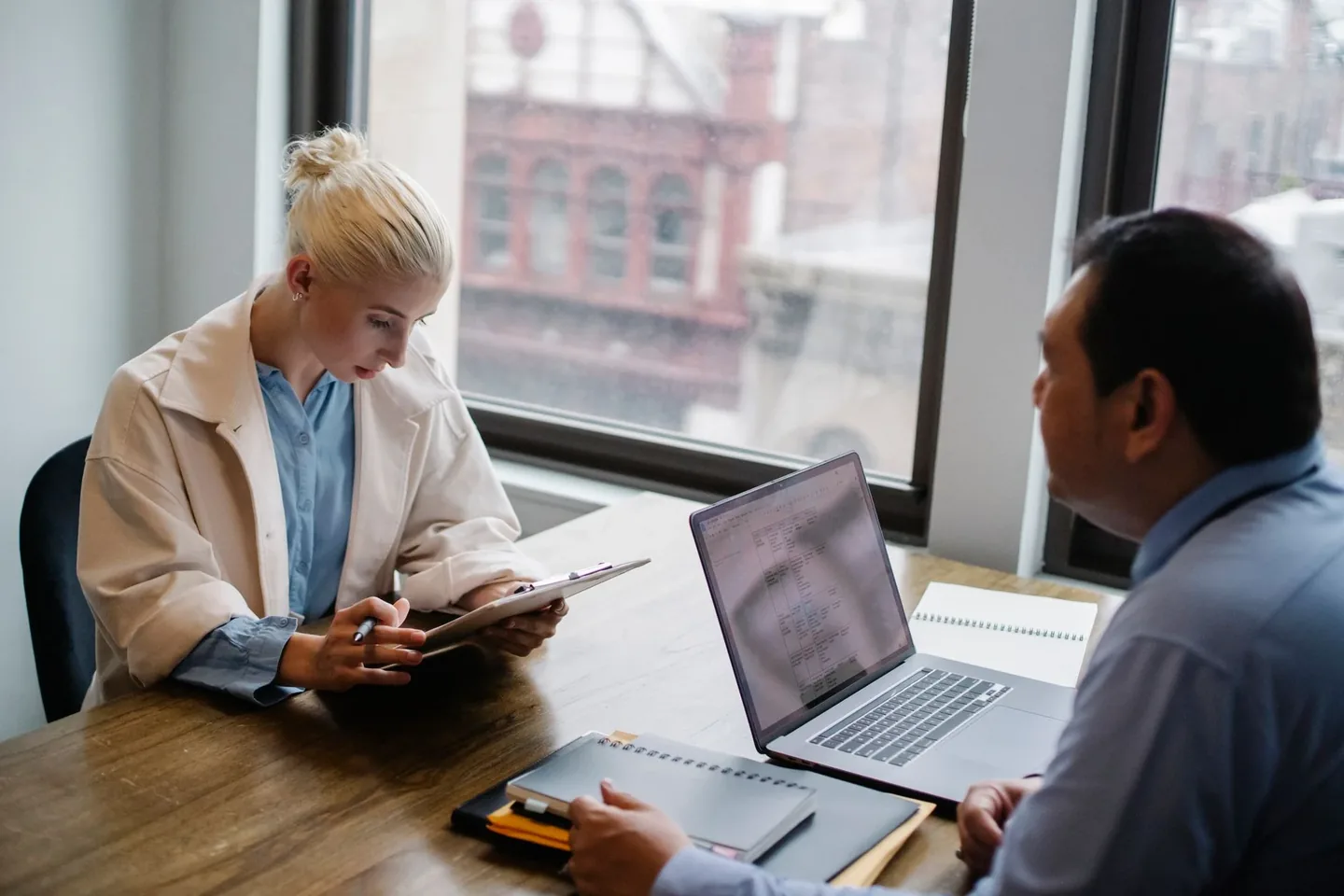 Consultant en bureau devant ordinateur — Formation IA pour consultant en automatisation