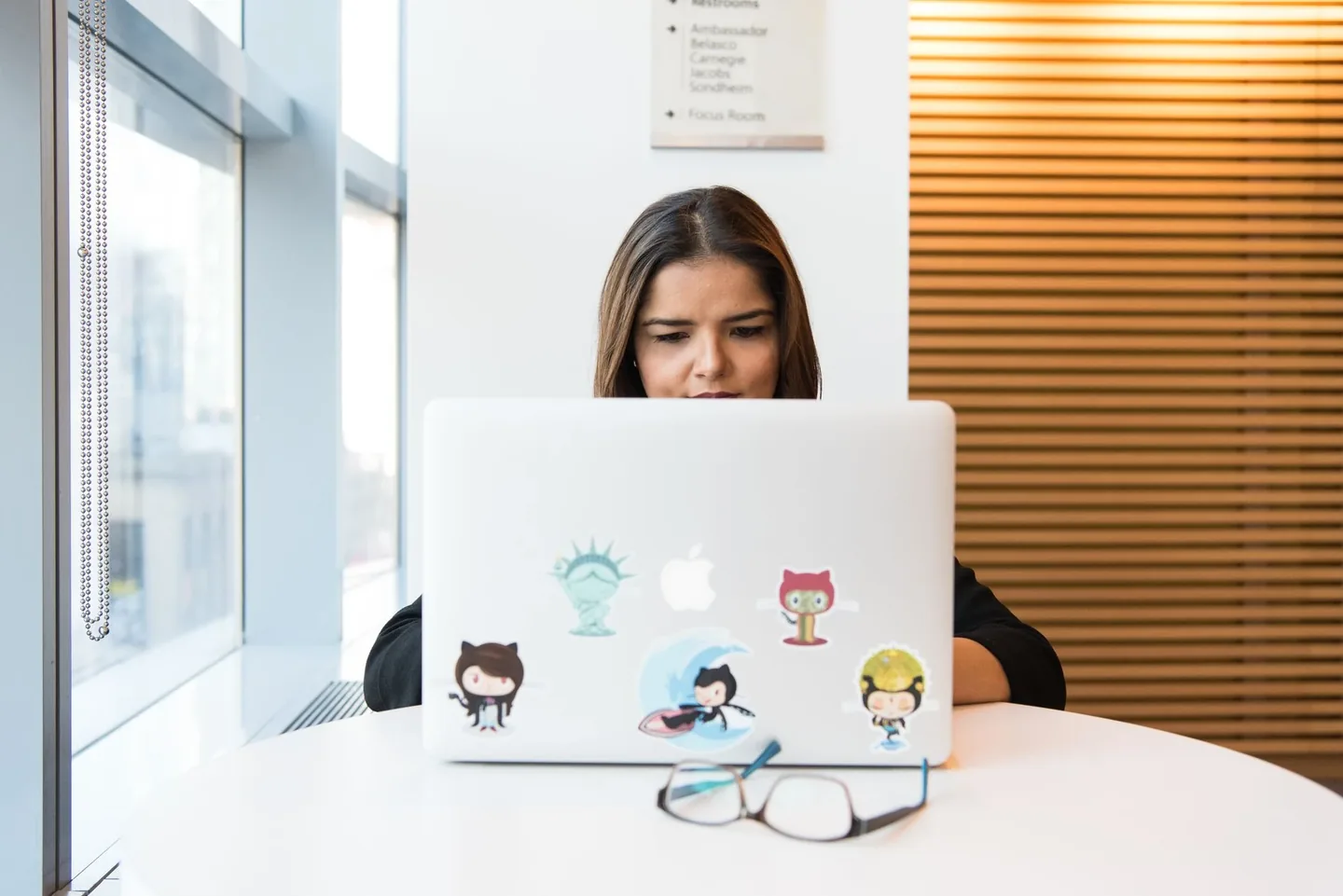 Développeuse web devant son ordinateur portable — Formation IA pour créatrice de sites WordPress