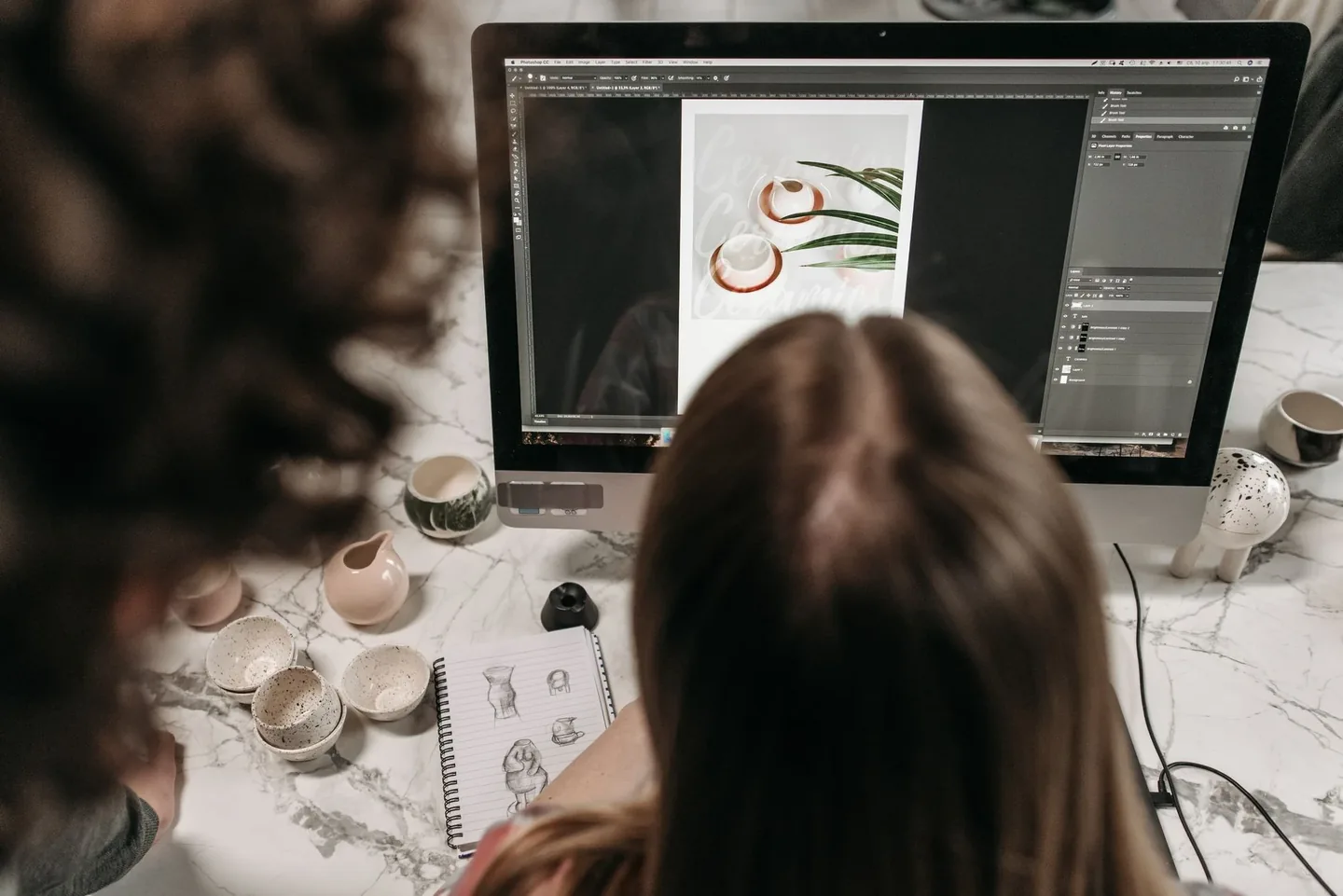 Professionnel de la photo devant des images — Formation IA pour création visuelle et upscaling