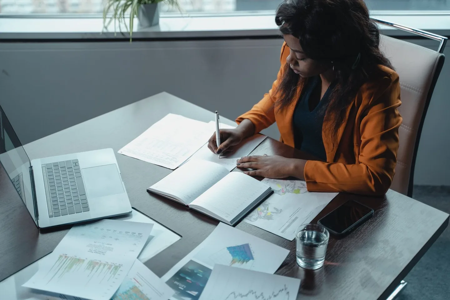 Professionnelle en communication devant un écran — Formation IA pour directrice de communication