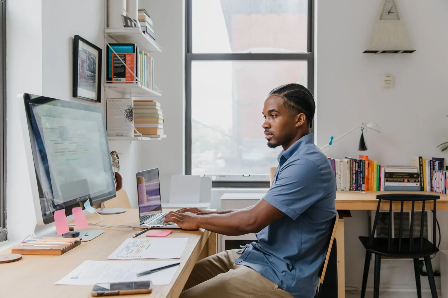 Dirigeant de TPE au bureau — Formation IA pour dirigeant de petite entreprise