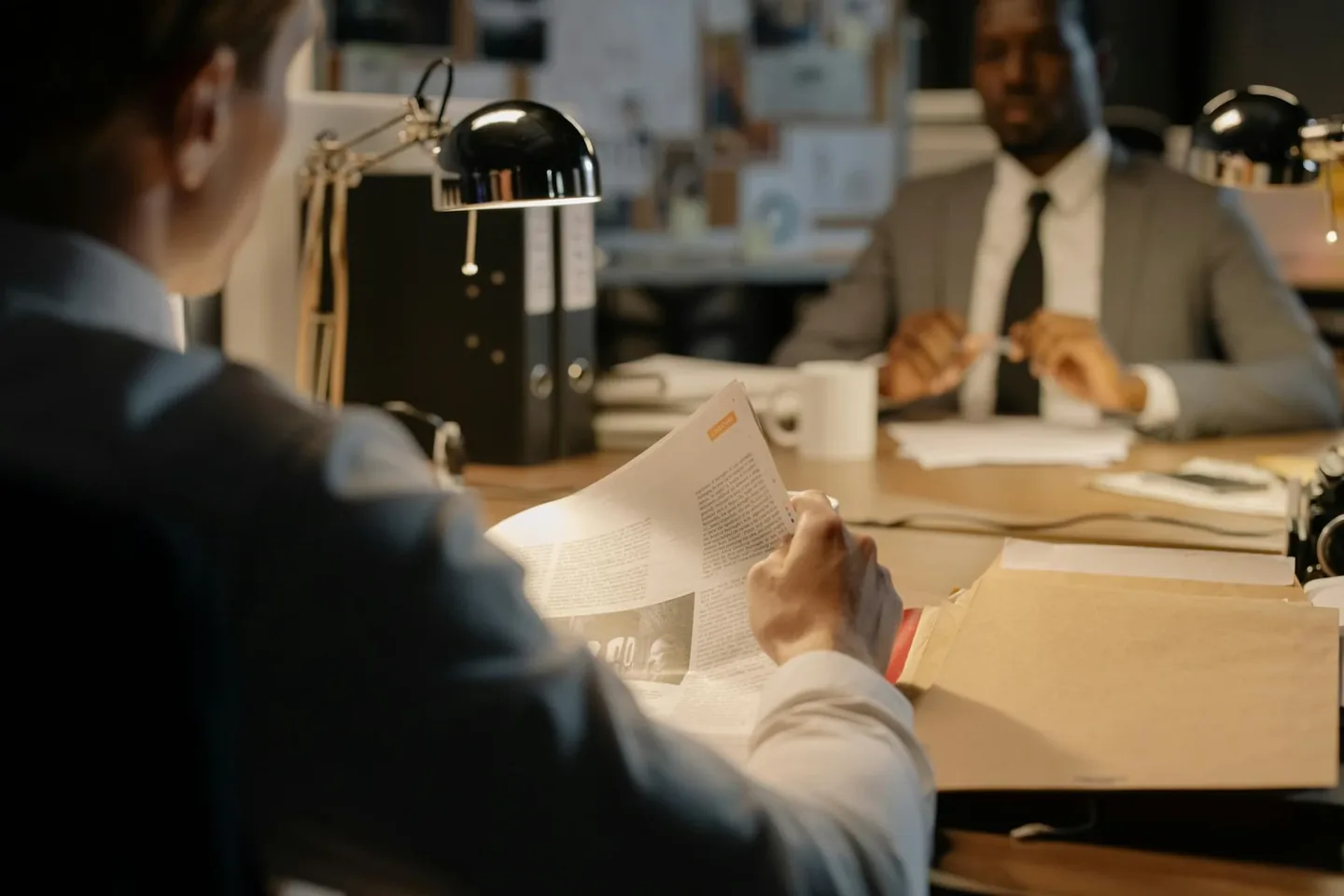 Deux experts en bureau analysant des documents — Formation IA pour experts judiciaires incendie