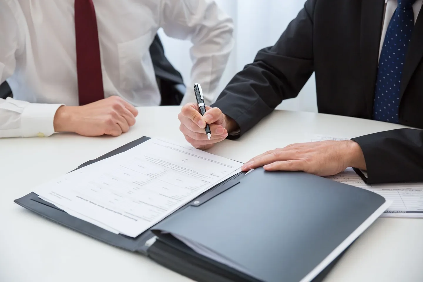 Expert en costume sombre — Formation IA pour expert en recouvrement de créances