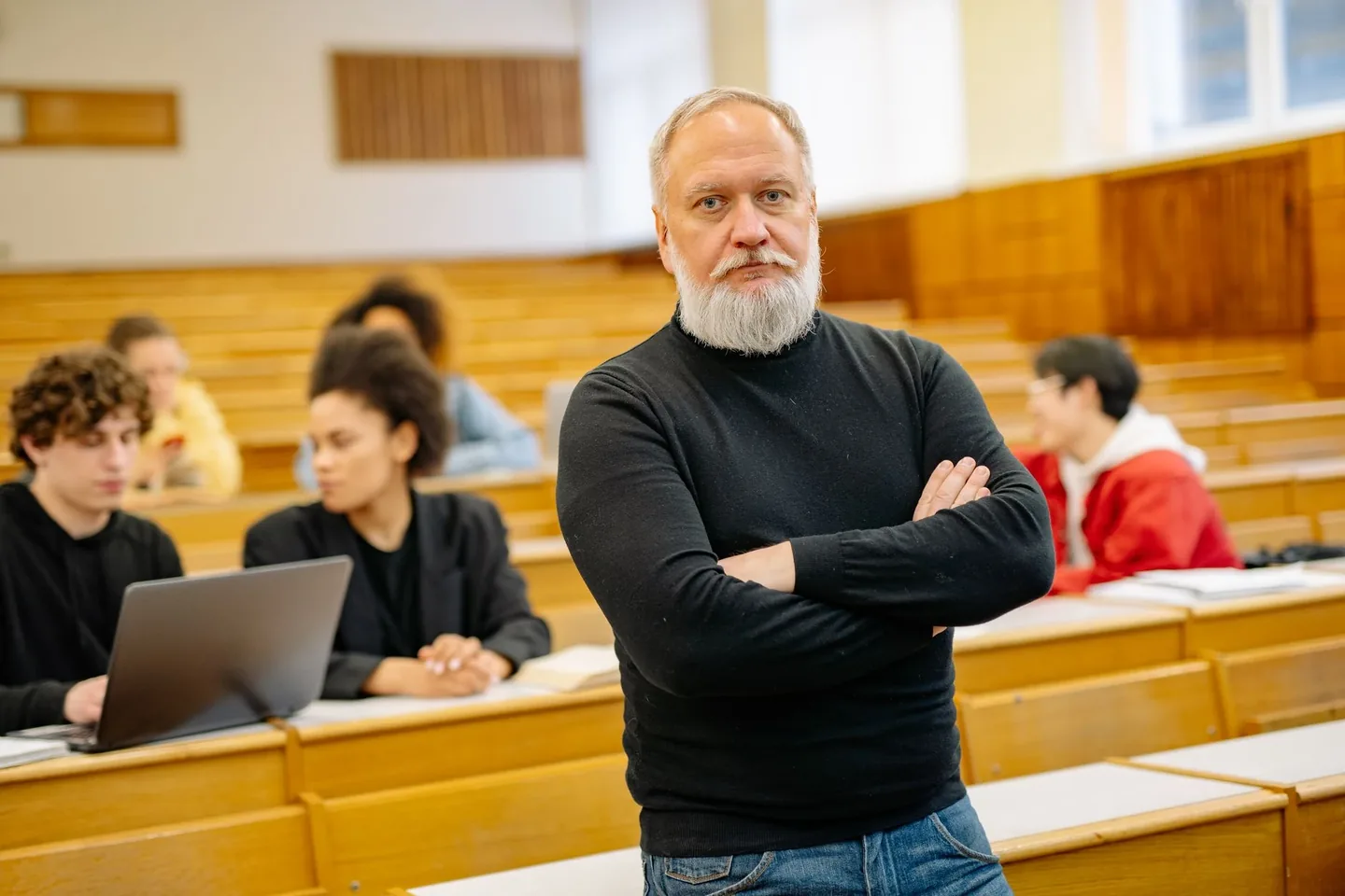 Enseignante devant un ordinateur — Formation IA pour formatrice en communication et SEO