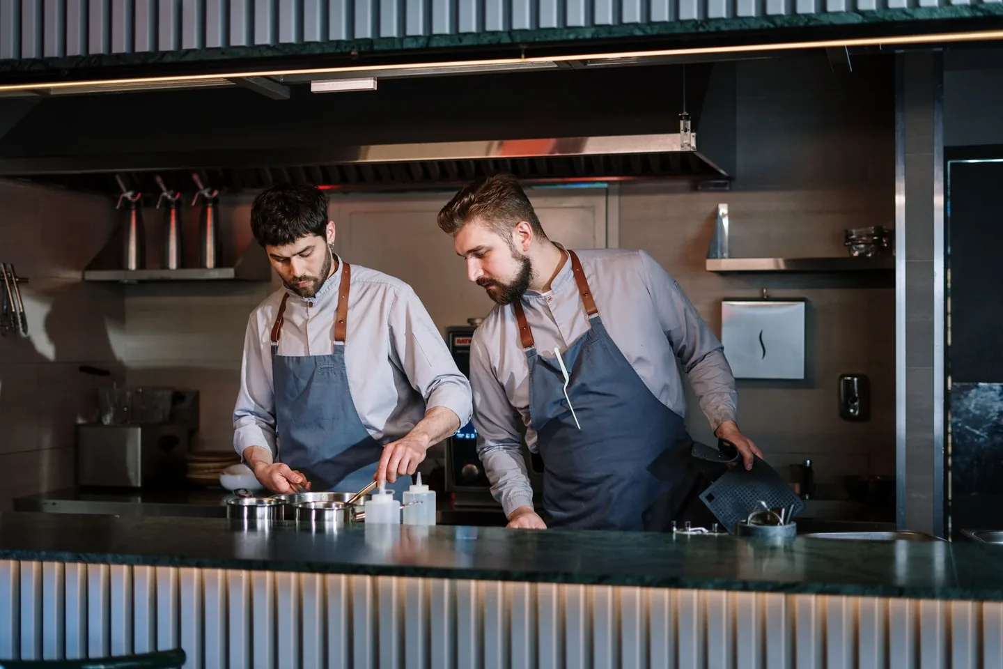Chefs en cuisine ouverte — Formation IA pour gérant de restaurant