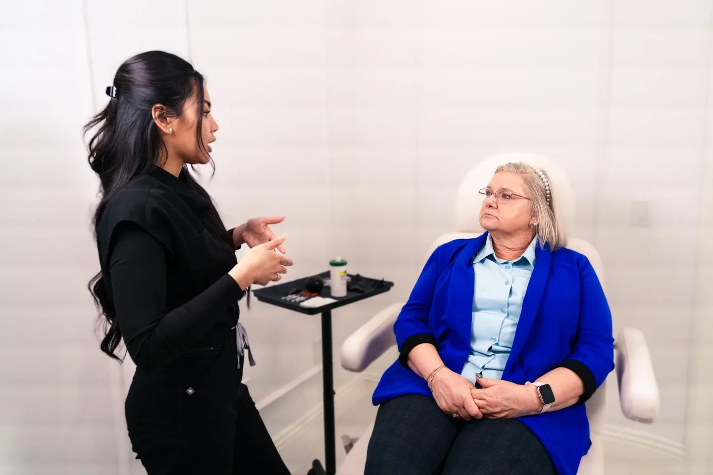 Praticienne indépendante avec client — Formation IA pour professionnel de proximité