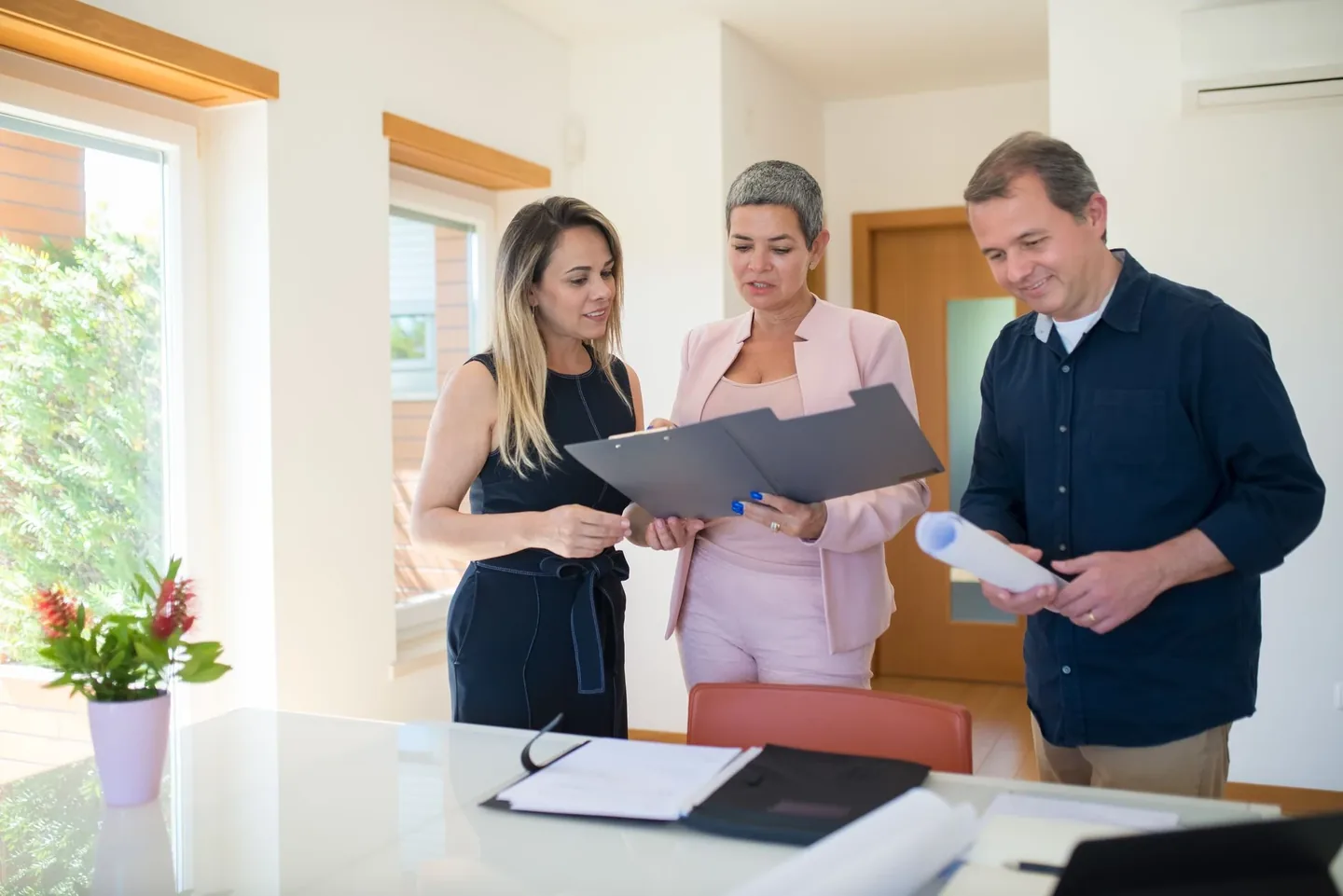 Professionnels de l'immobilier en bureau — Formation IA pour agent immobilier