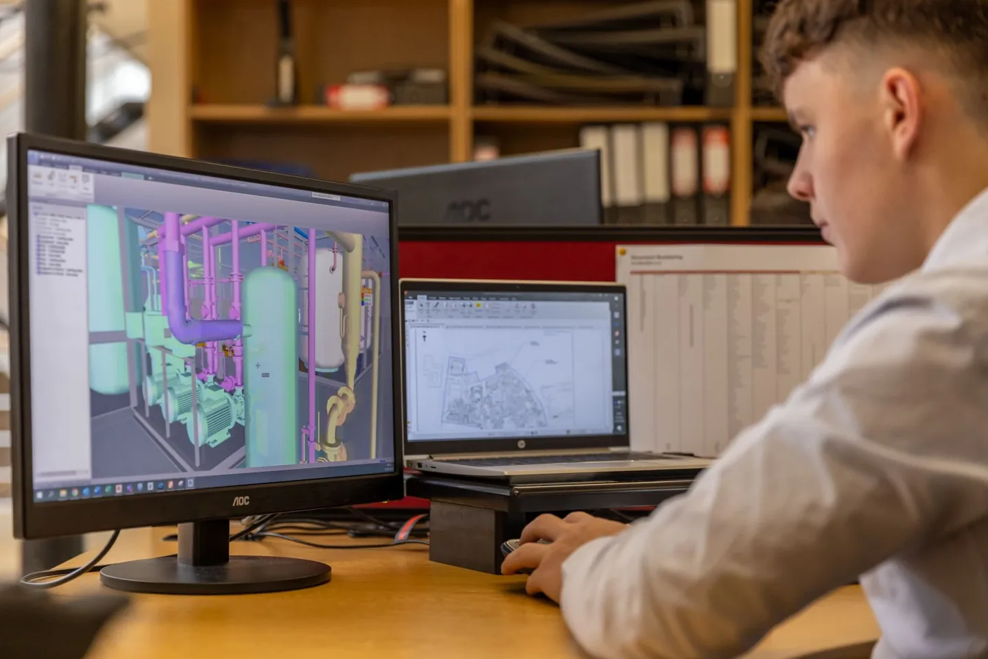 Ingénieur en industrie avec tablette numérique — Formation IA pour secteur industriel