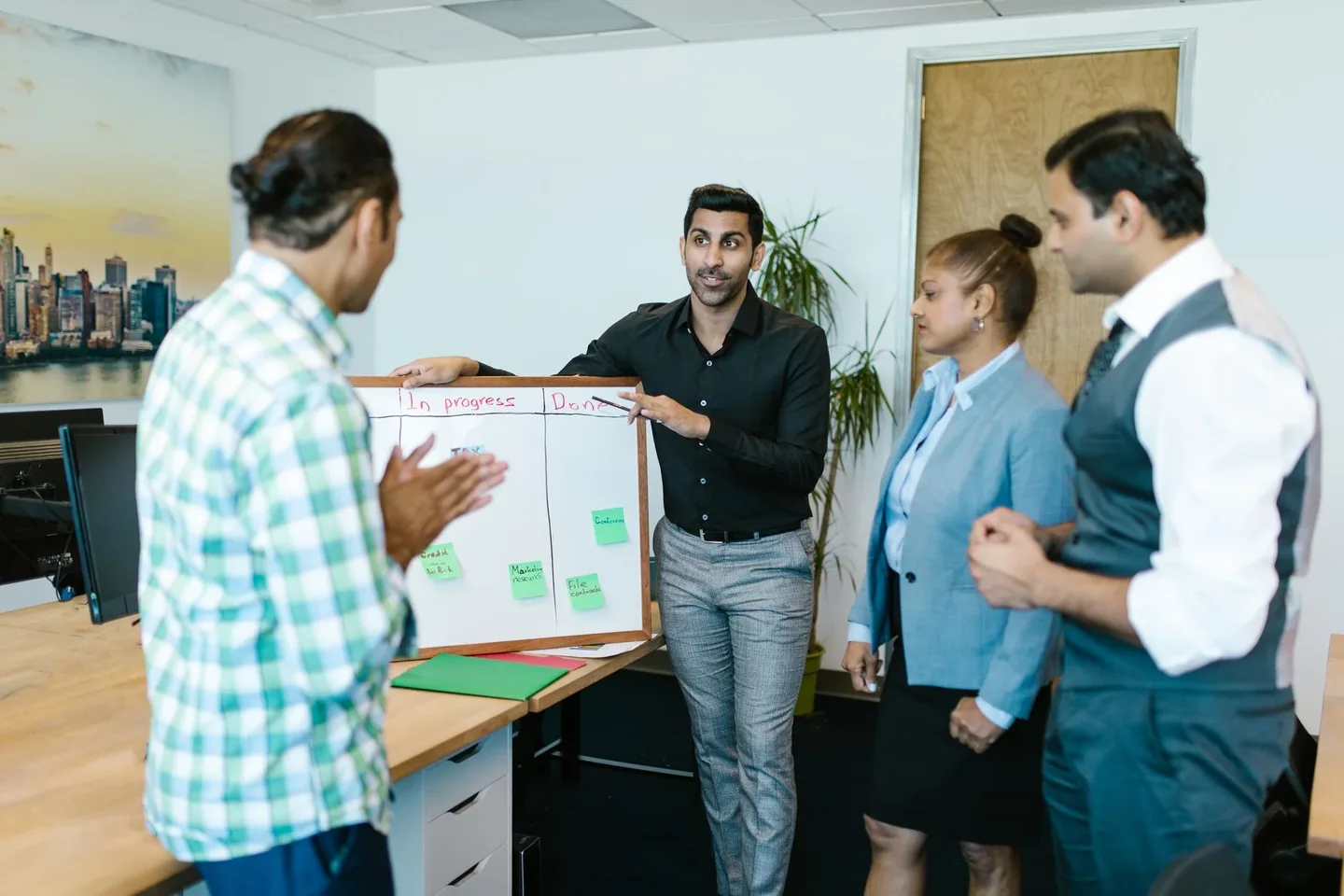 Manager informatique devant tableau de bord — Formation IA pour chef de projet IT