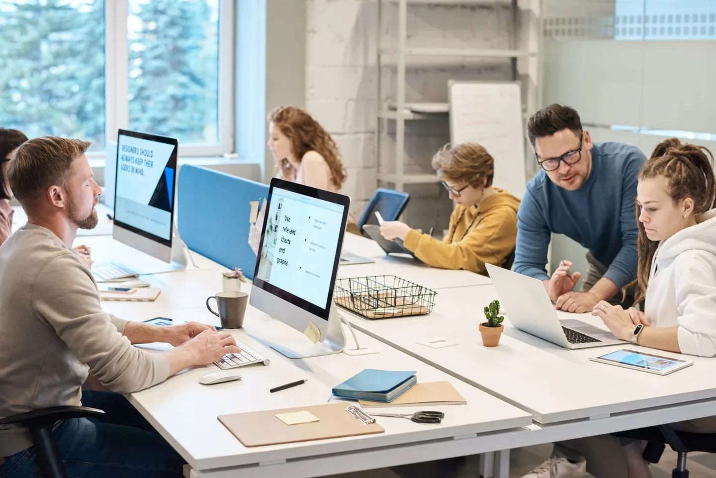 Équipe de développeurs en bureau — Formation IA pour PME de services informatiques