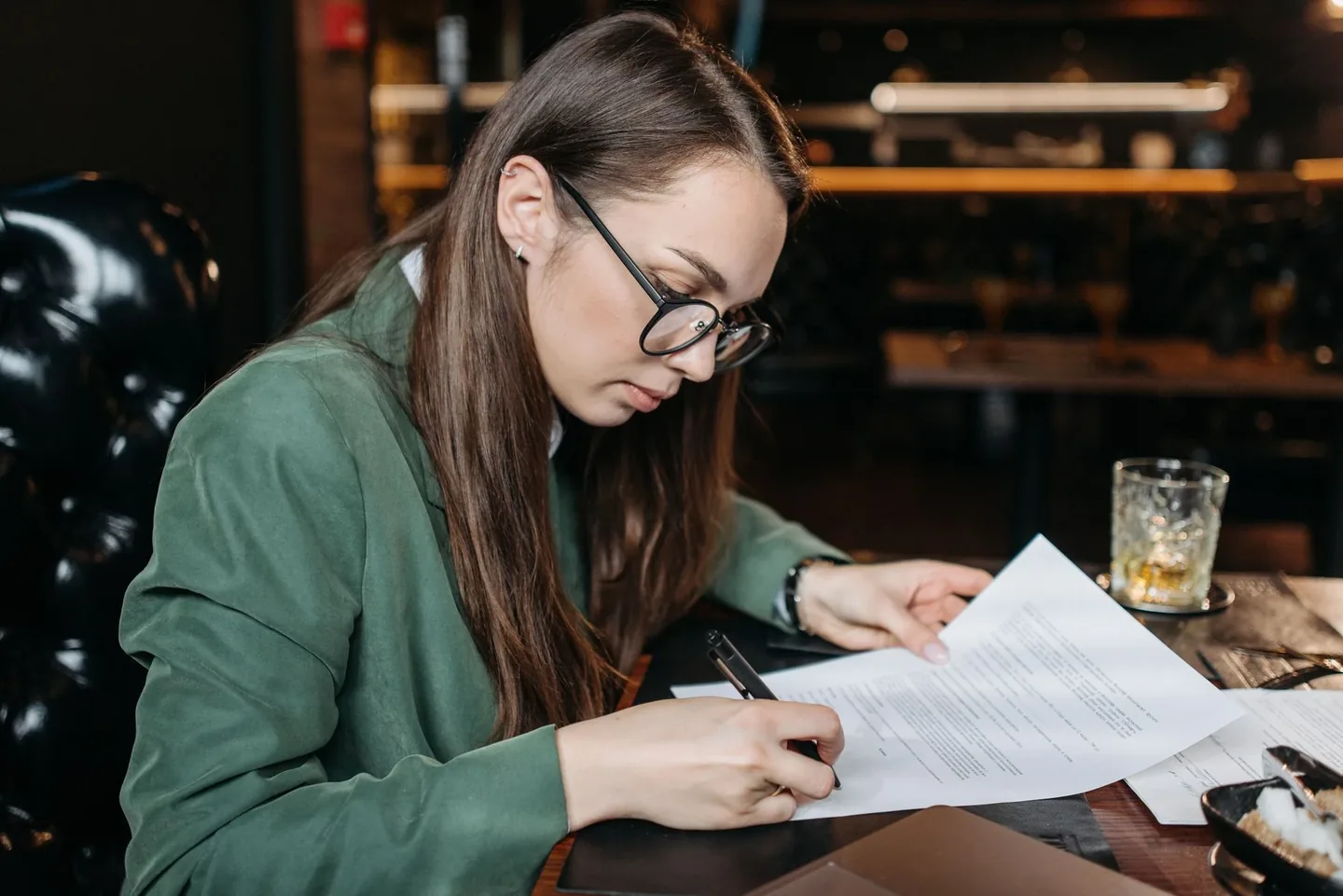 Professionnelle analysant des documents d'appels d'offres — Formation IA pour répondre aux marchés publics