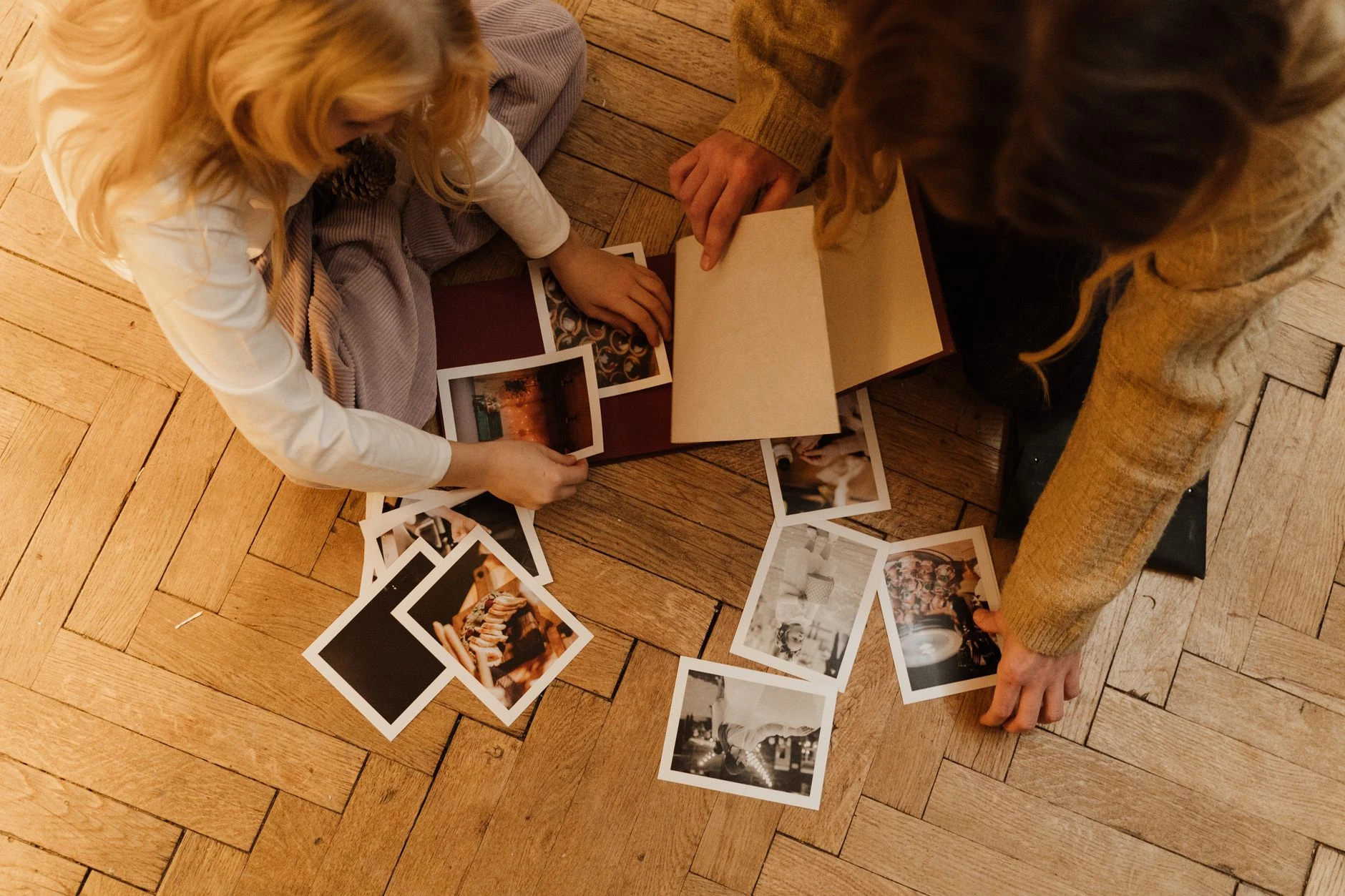Personnes organisant des photos — Formation IA pour tri automatique de photos