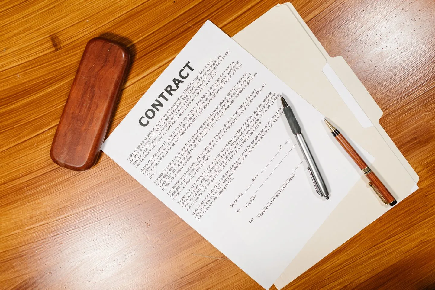 Document de convention collective et contrat de travail posés sur un bureau