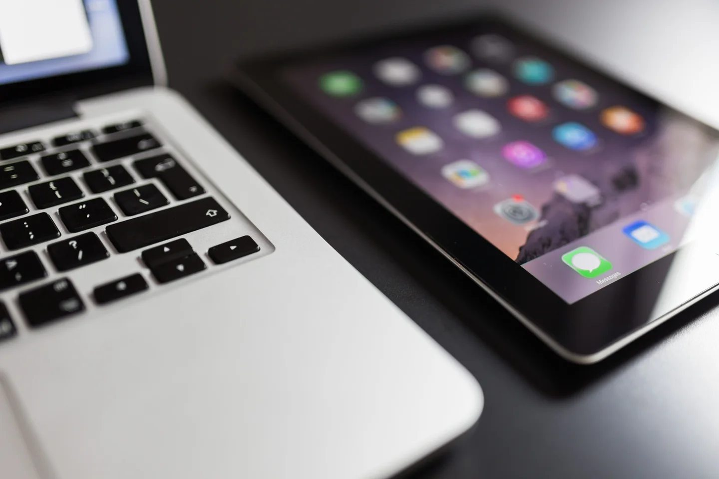 Ordinateur portable et tablette sur un bureau : créer un site web gratuitement avec l'IA