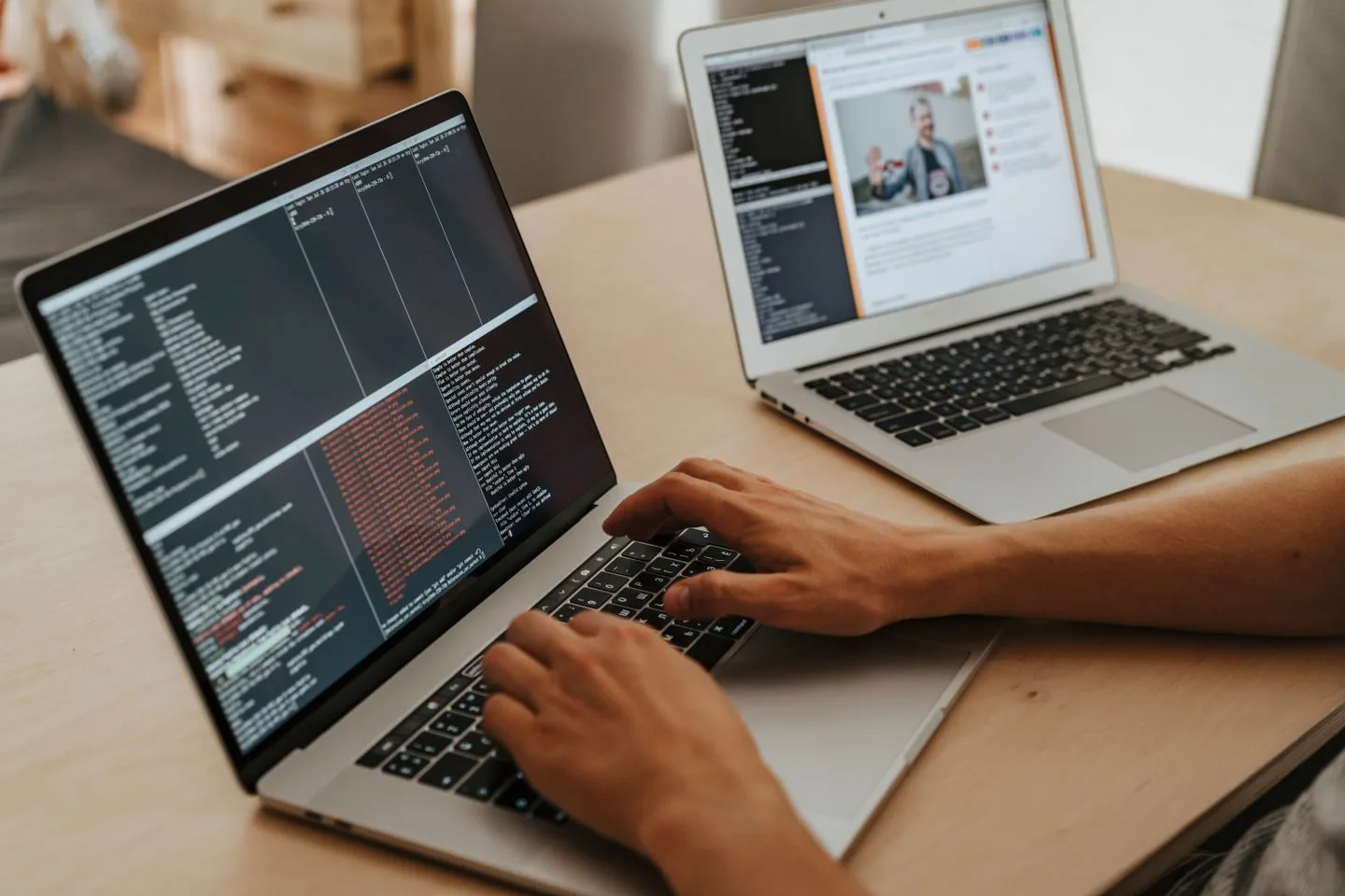 Développeur codant sur un ordinateur portable — illustration de l'erreur classique du Vibe Coding avec Claude Code